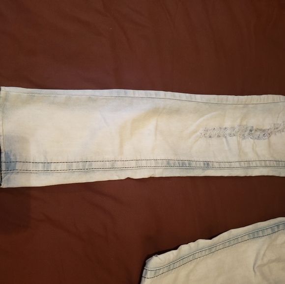 Distressed womens jean - Picture 7 of 9